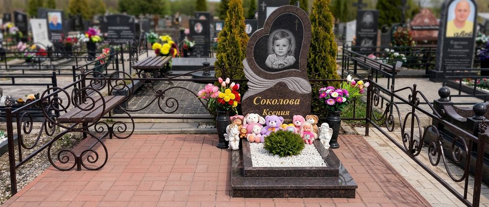Памятник ребенку в виде сердца