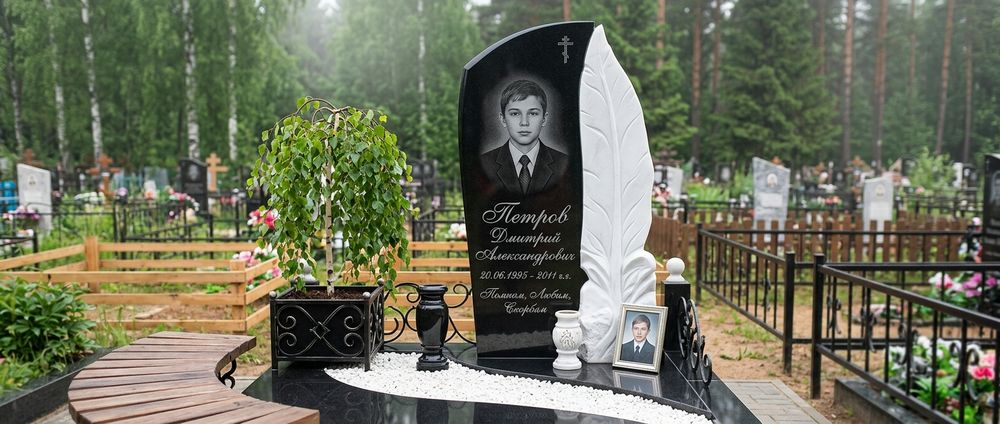 памятник ребенку с раскрытой книгой и пером